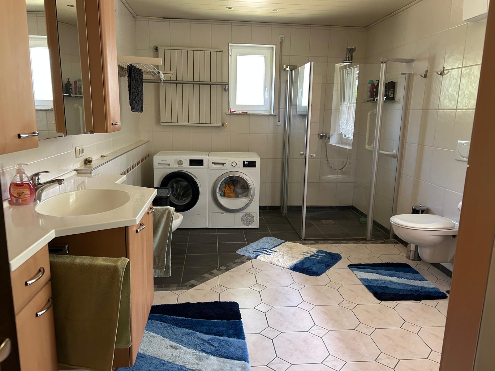 Modernes Bad mit Dusche, WC und Waschmaschine – Ferienwohnung Regina Donauwörth