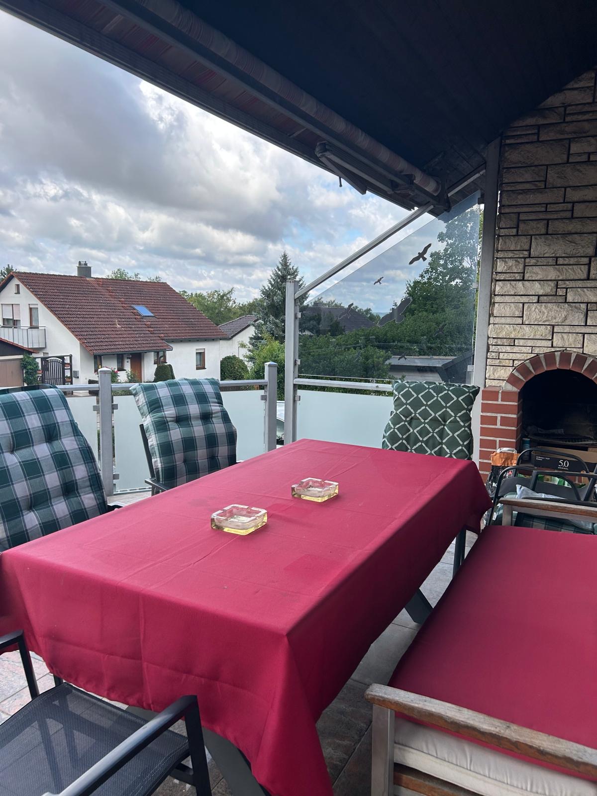 Küche mit Kochfeld und Dunstabzugshaube – Monteurzimmer Donauwörth