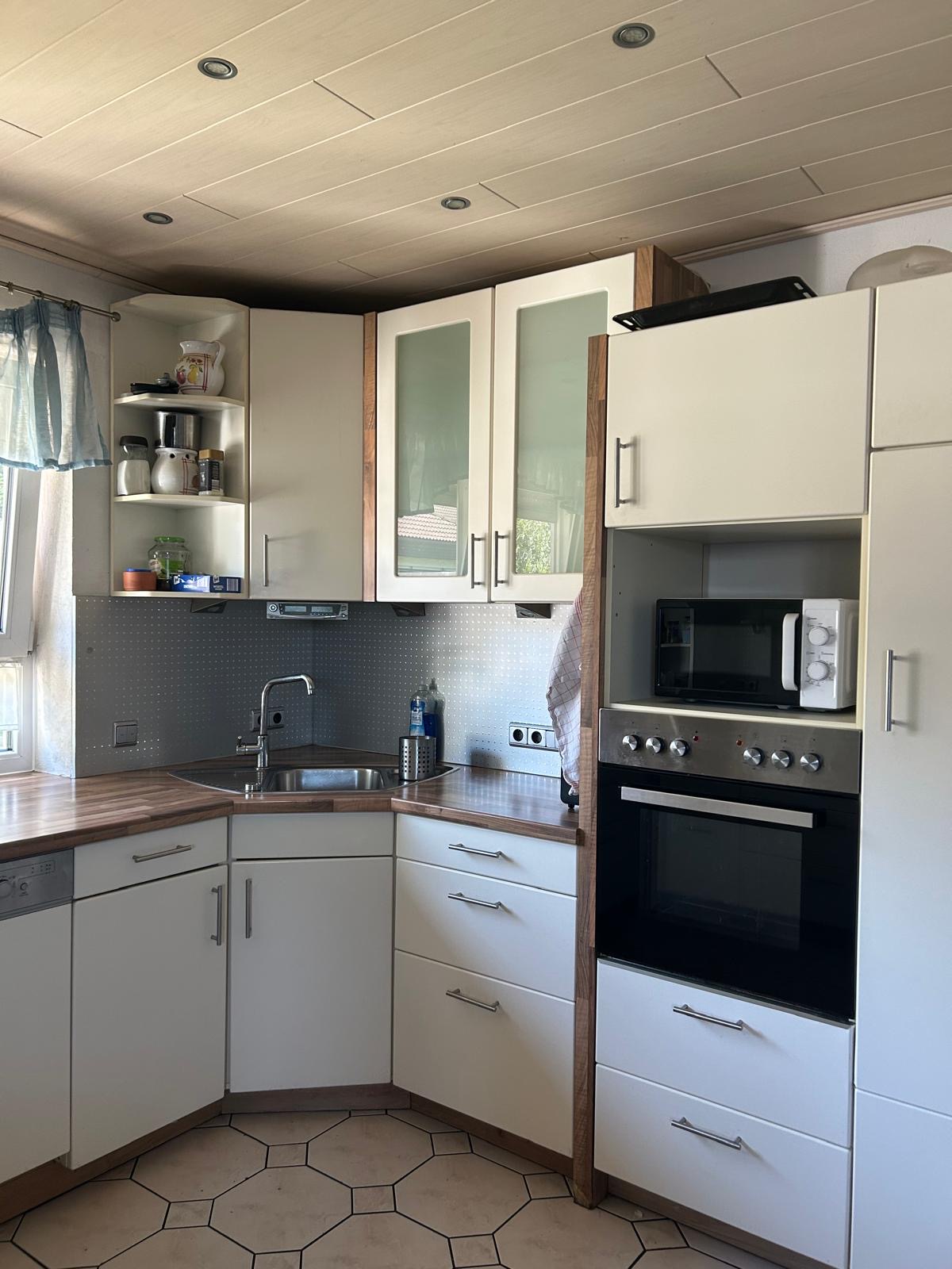 Küchenzeile mit Spüle, Herd und Mikrowelle – Ferienwohnung Regina Donauwörth