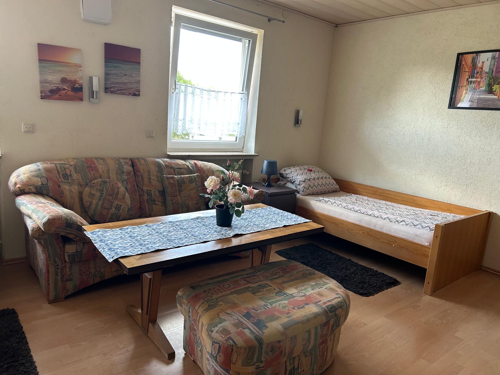 Terrasse mit Sitzgruppe und Grillofen – Ferienwohnung Regina Donauwörth