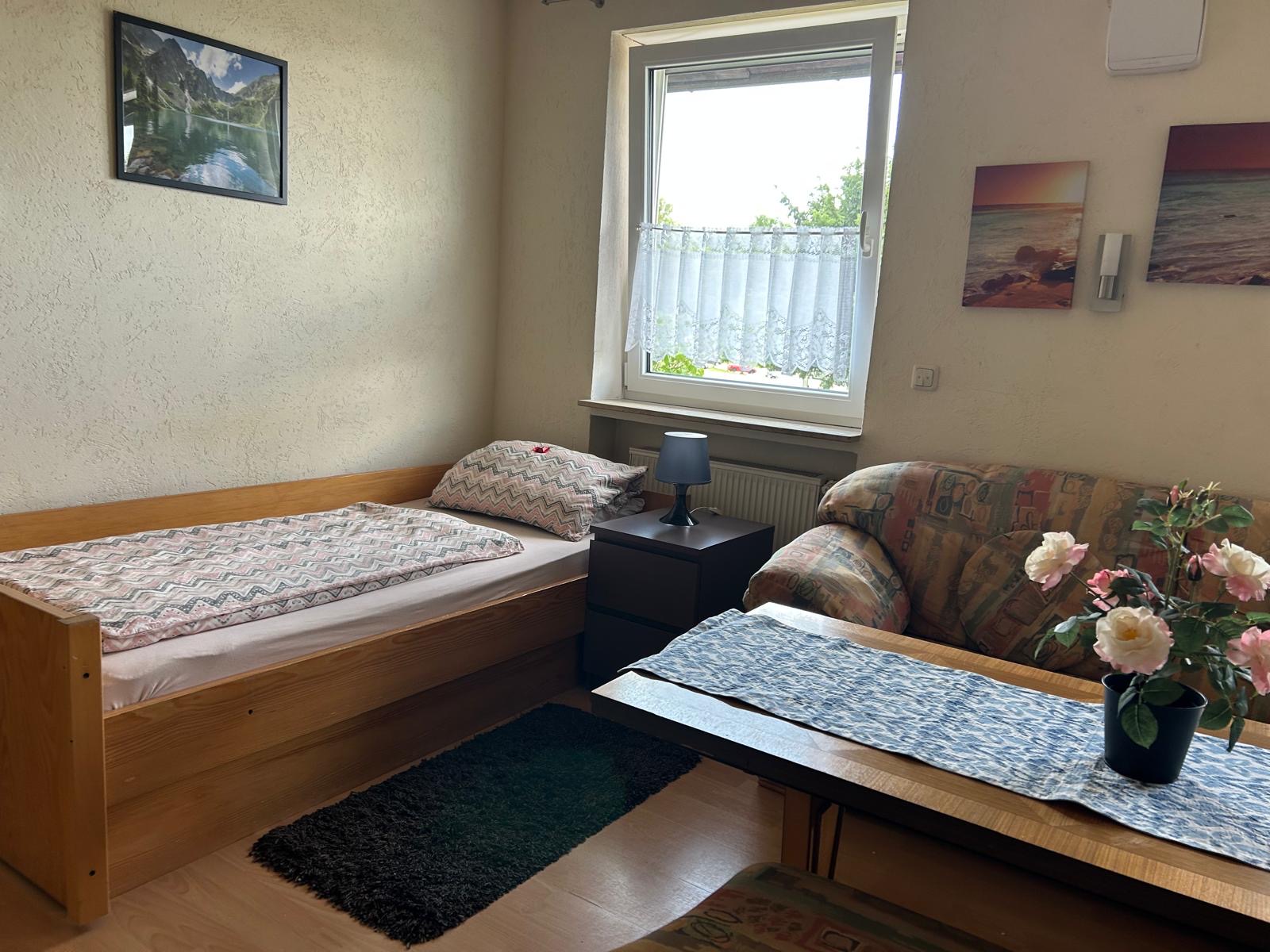 Gemütliches Zimmer mit Bett und Sofa – Ferienwohnung Regina Donauwörth