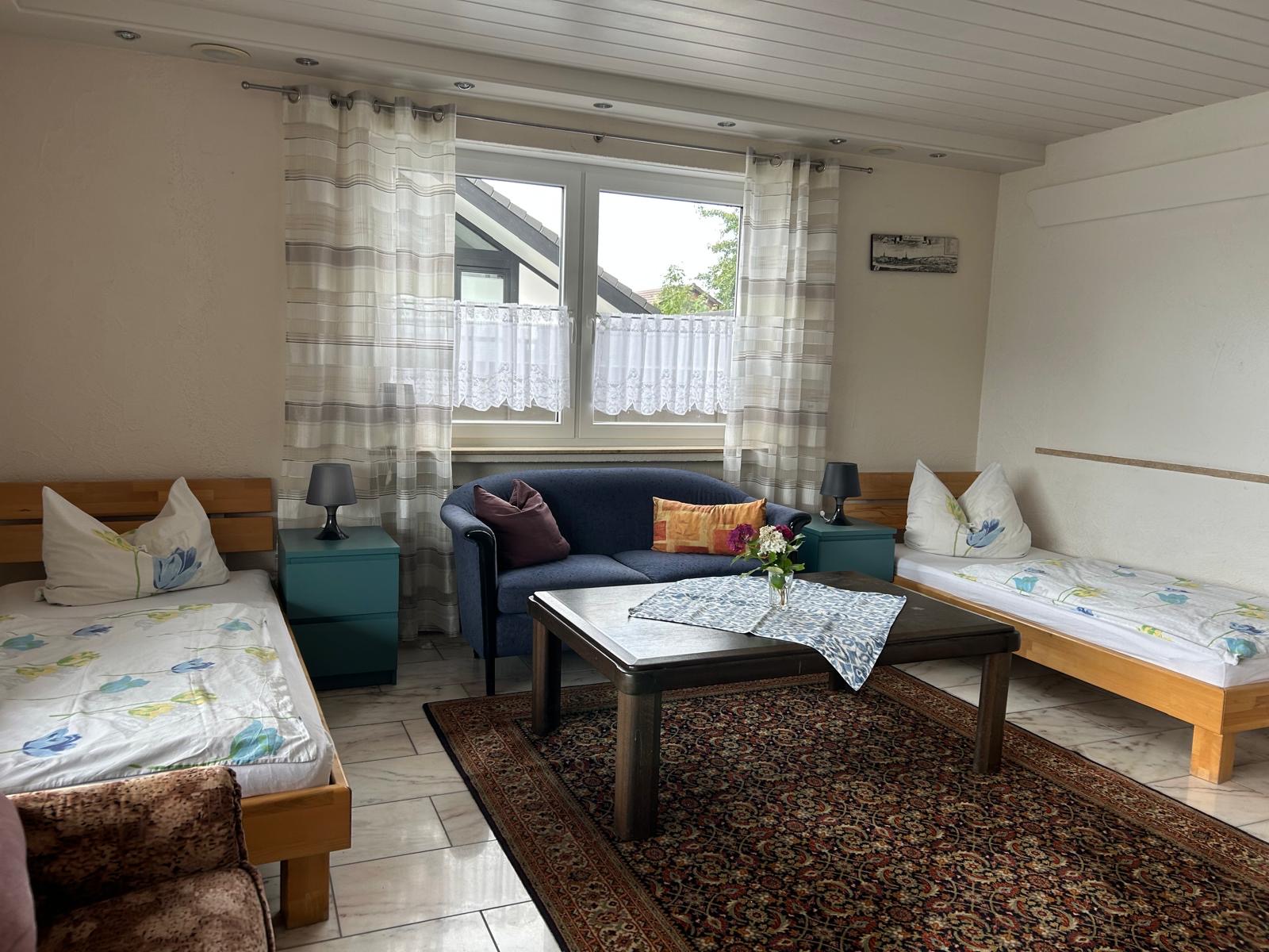 Zweibettzimmer mit zwei Betten und Sofa – Monteurzimmer Donauwörth